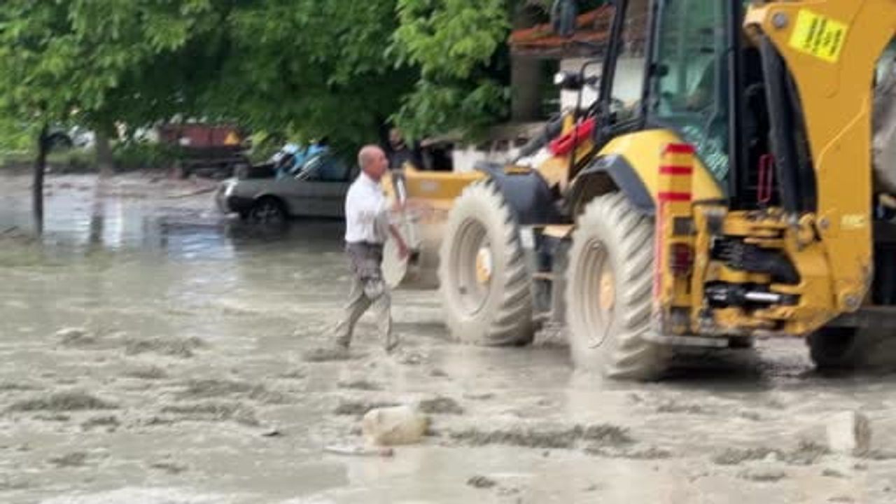 Burdur’da sağanak sonrası bazı evleri su bastı