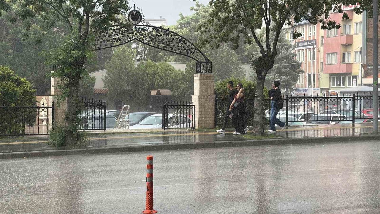 Burdur'da sağanak yağış: Meteoroloji ani sel ve su baskını uyarısı yaptı