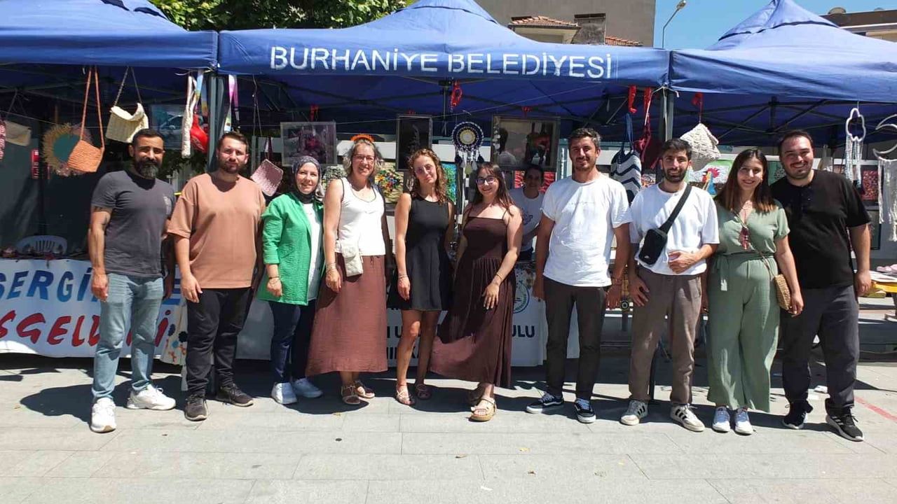 Burhaniye’de 11. Geleneksel El Sanatları ve Resim Sergisi: Özel Öğrencilerin Eserleri Cumhuriyet Meydanı’nda