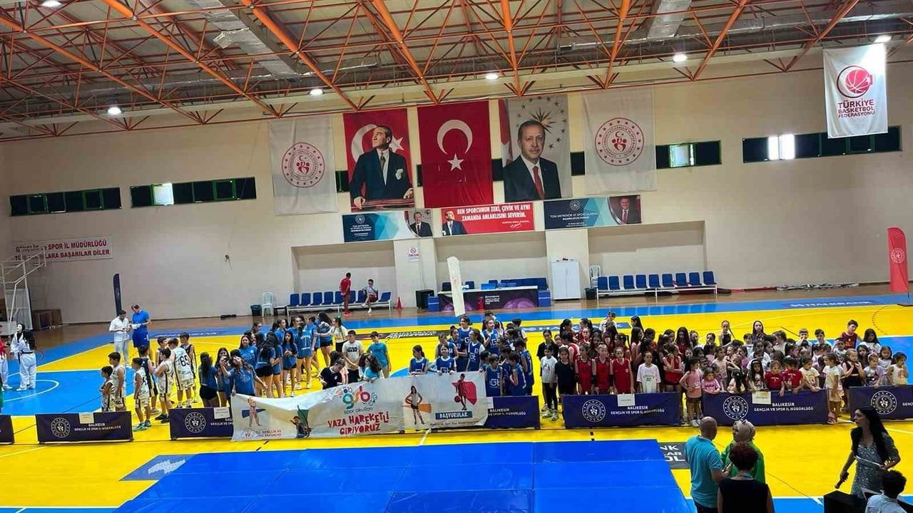 Burhaniye’de 2026 yılı yaz spor okulları törenle açıldı