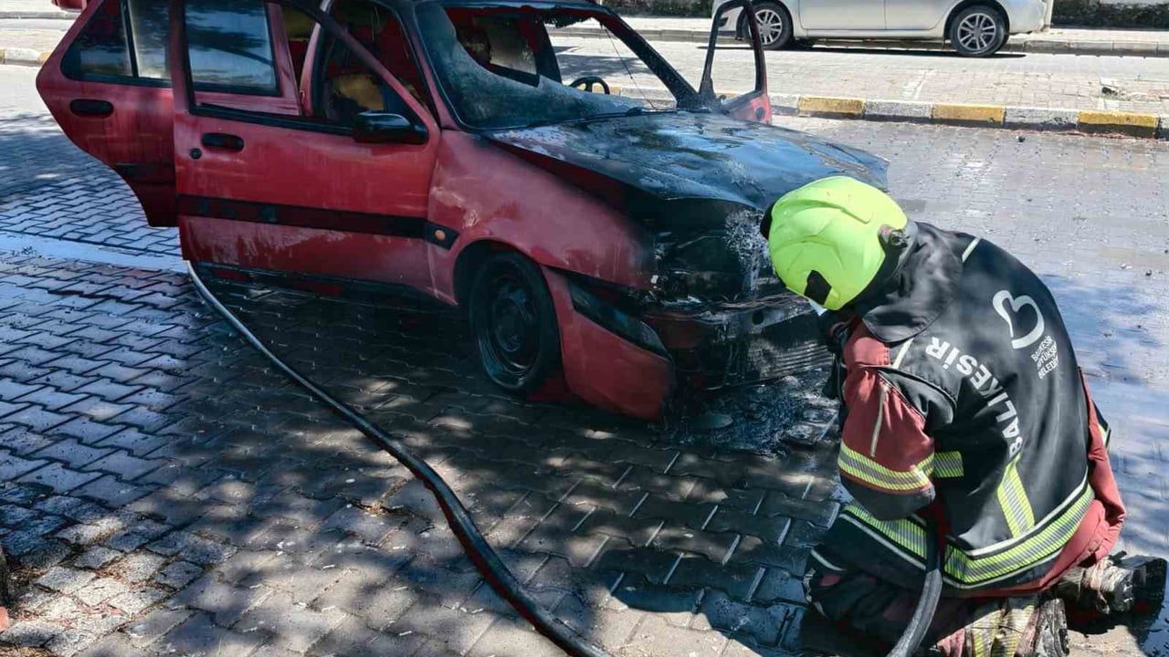 Burhaniye'de araç yangını itfaiye ekipleri söndürdü