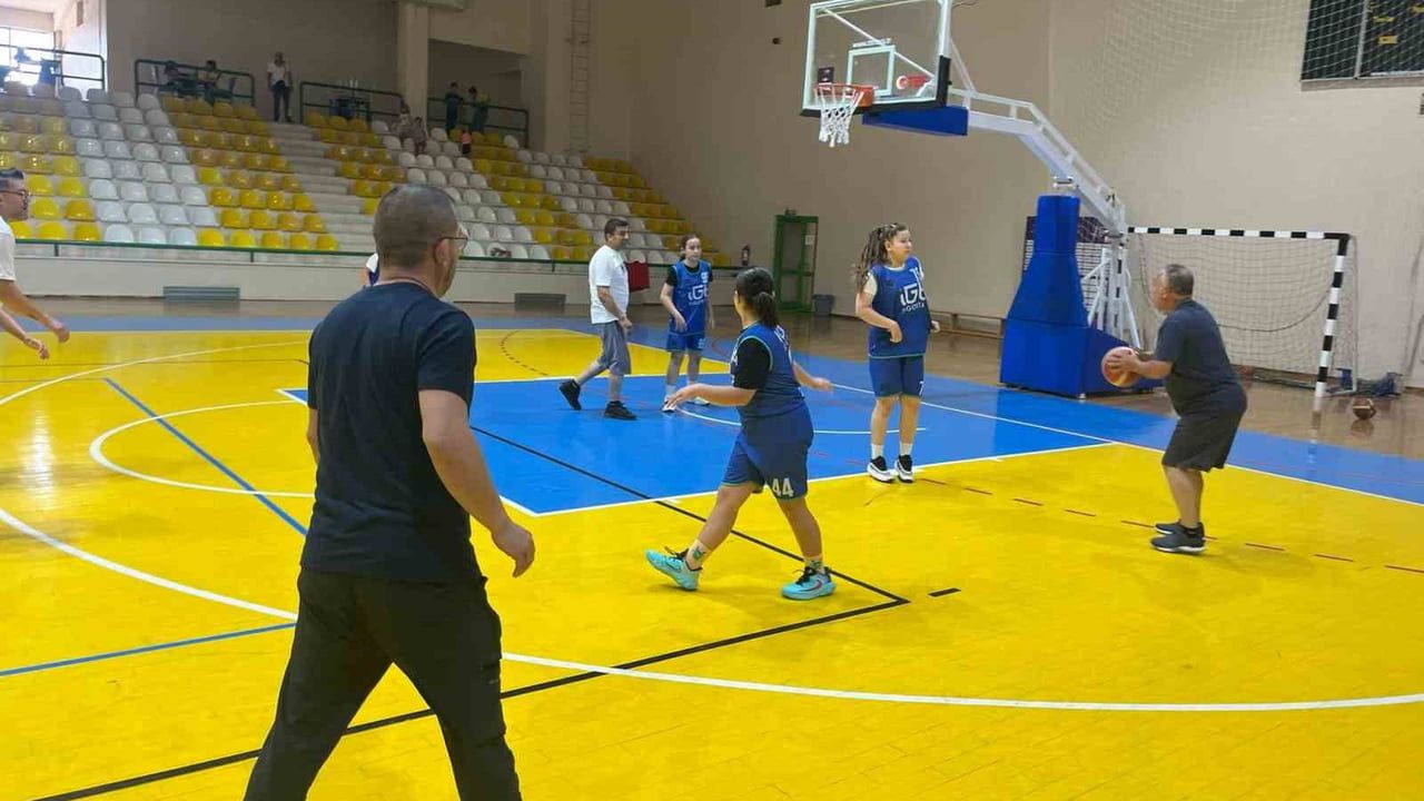 Burhaniye’de Babalar Günü’ne özel basketbol turnuvası