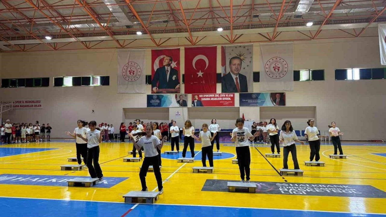 Burhaniye’de geleneksel çocuk oyunlarında dereceye girenlere ödüller verildi