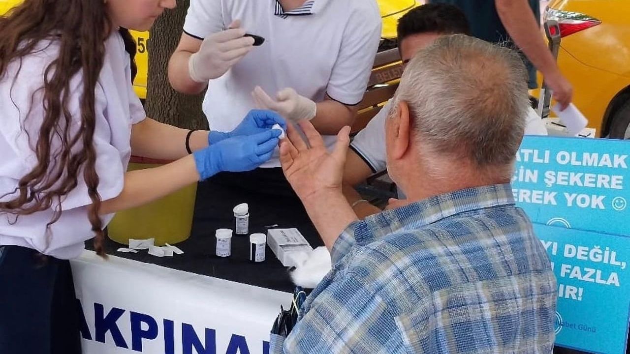 Burhaniye'de genç sağlıkçılar mesleklerini 'Maarifin Kalbinde Marifetli Gençlik' etkinliğinde tanıttı