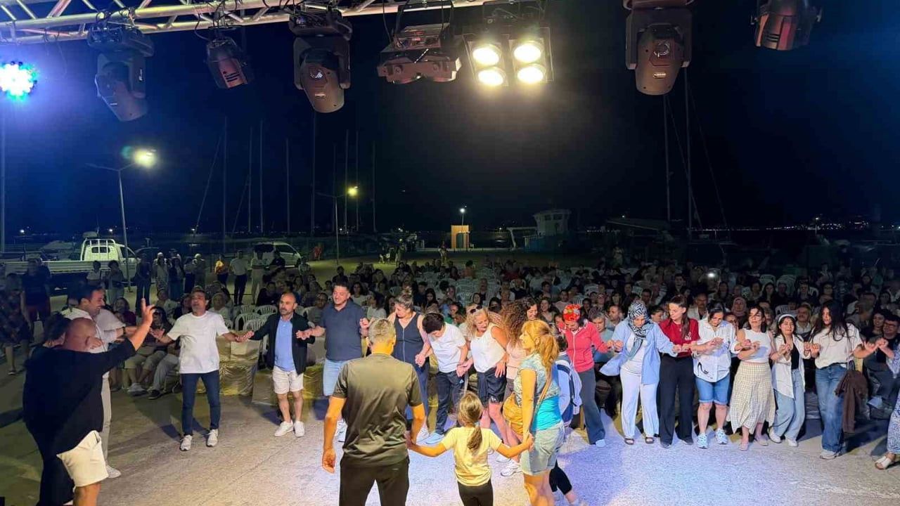 Burhaniye'de gençlik konseri yoğun ilgi gördü