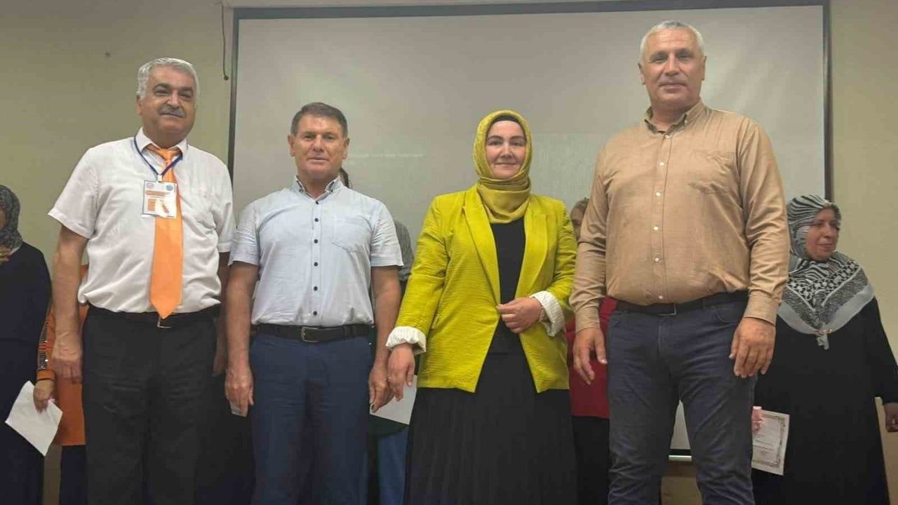 Burhaniye'de Hayat Boyu Öğrenme Haftası: Okuma Yazma Töreni ve Resim Sergisi Düzenlendi