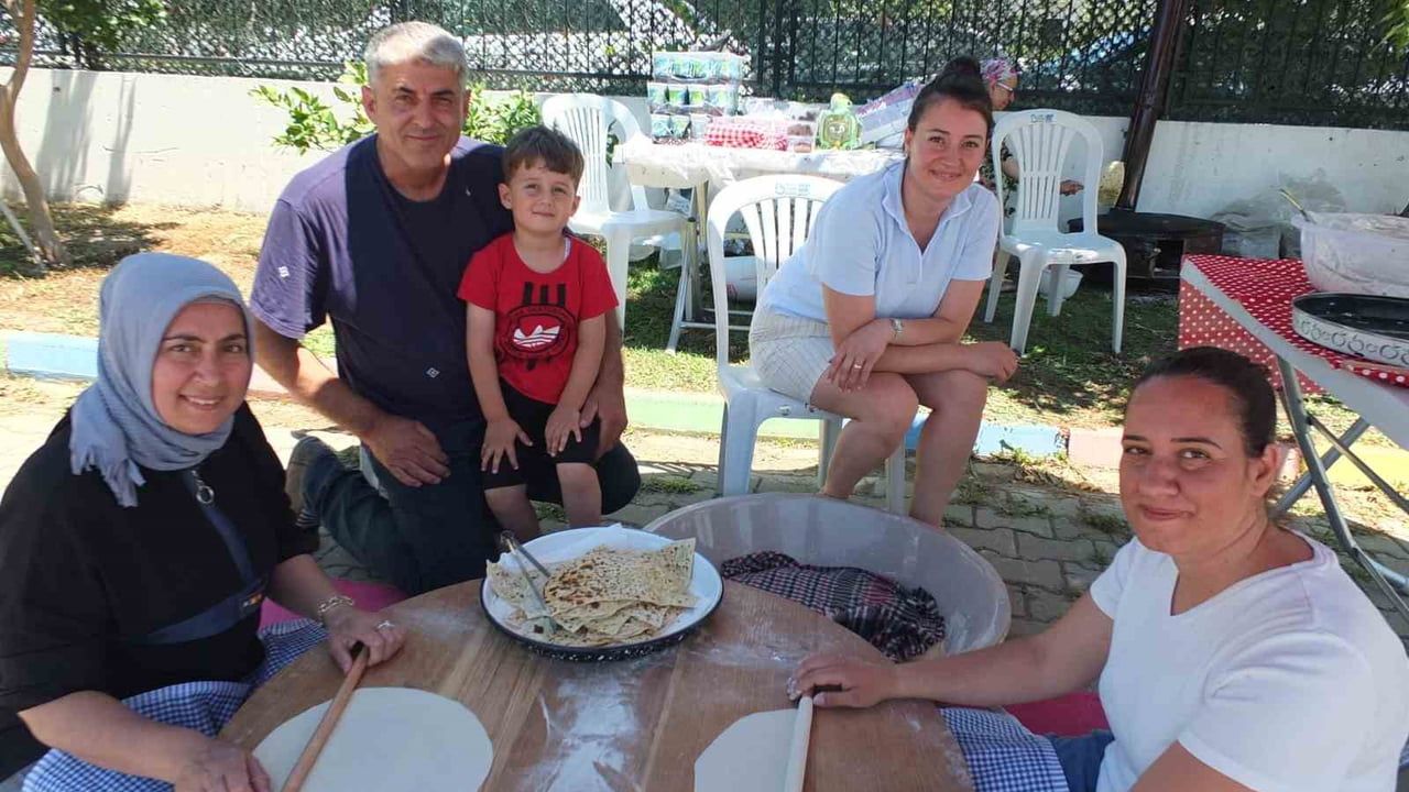 Burhaniye'de imeceyle okul yararına gözleme satışı