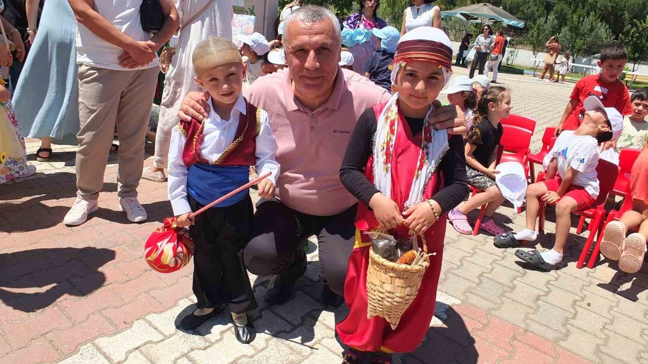 Burhaniye'de miniklerin 'Atıktan sanata, sanattan kahramanlara' defilesi ilgi gördü