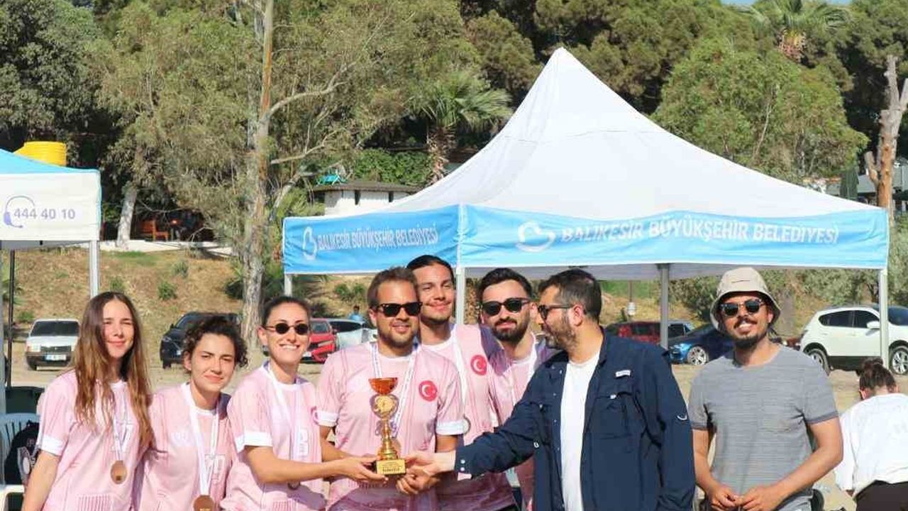 Burhaniye'de Plaj Korfbol Türkiye Şampiyonası Ören Plajı'nda tamamlandı