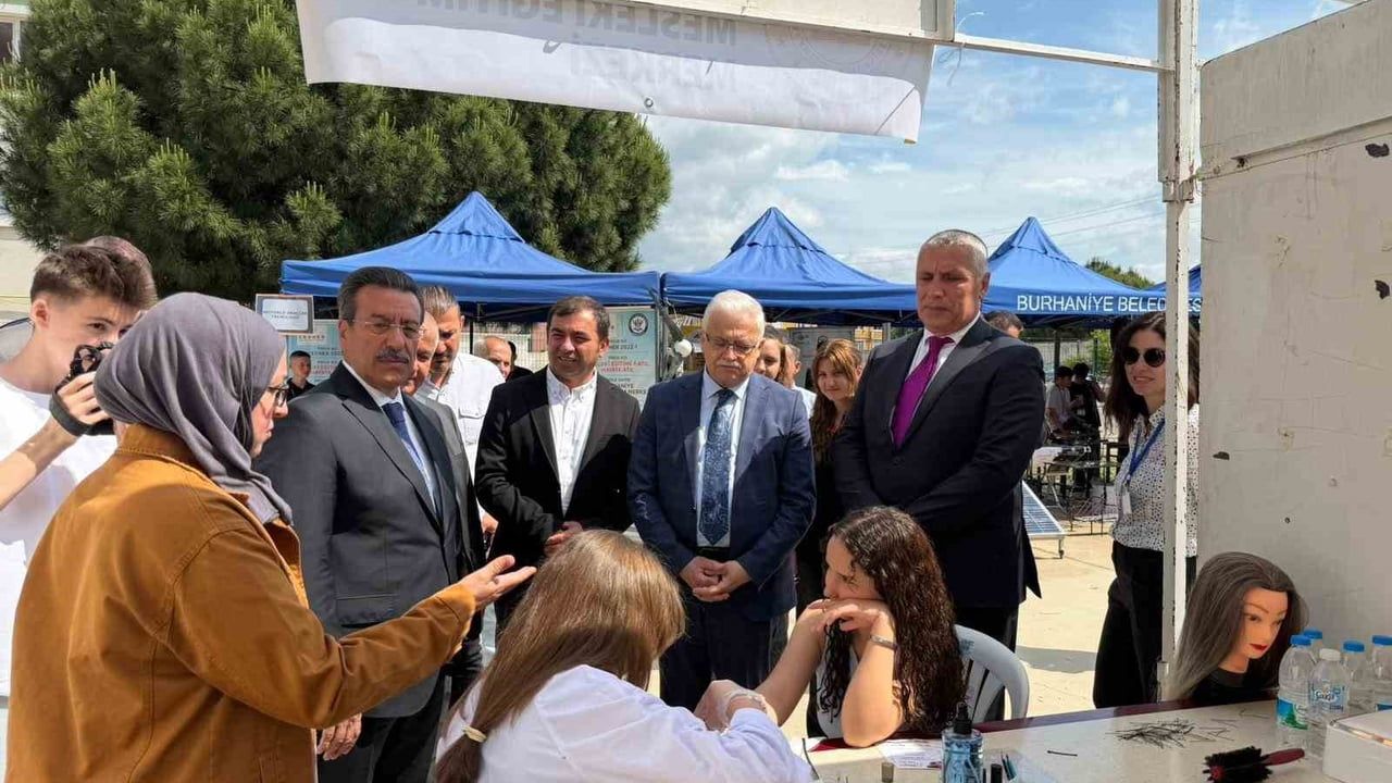 Burhaniye'de Teknoloji Tasarım, Görsel Sanatlar ve Harezmi Sergisi Açıldı