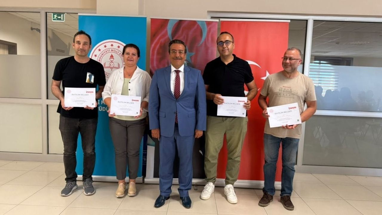 Burhaniye’de TÜBİTAK 4006 ve Harezmi Danışman Öğretmenlerine Belgeler Takdim edildi