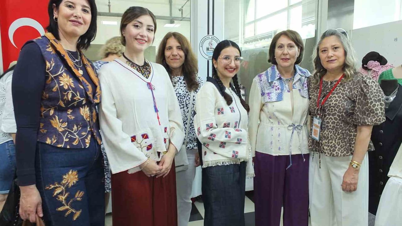 Burhaniye Halk Eğitim Sergisi: Ninelerin Dokuduğu Kumaşlardan Dikilen Bluzlar Podyuma Çıktı