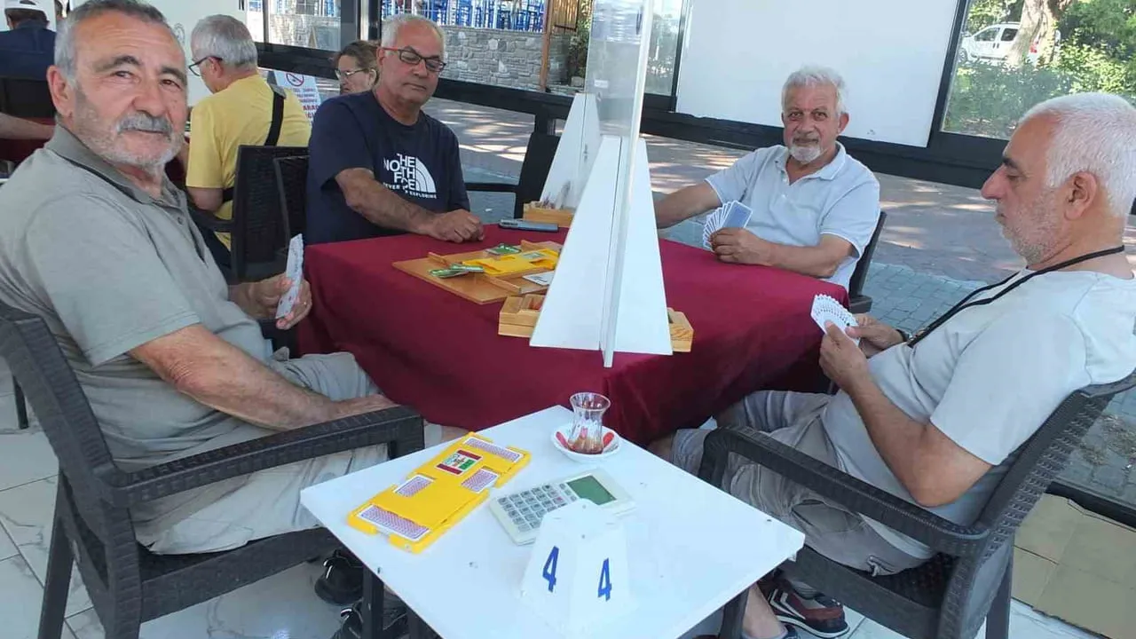 Burhaniye kuzey Ege'de briç sporunun merkezi oldu