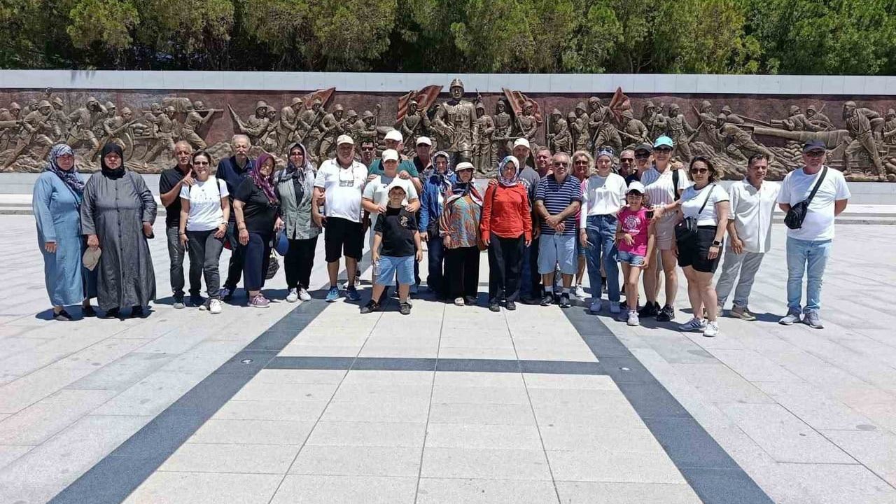 Burhaniyeliler büyükşehir desteğiyle Çanakkale'yi ziyaret etti