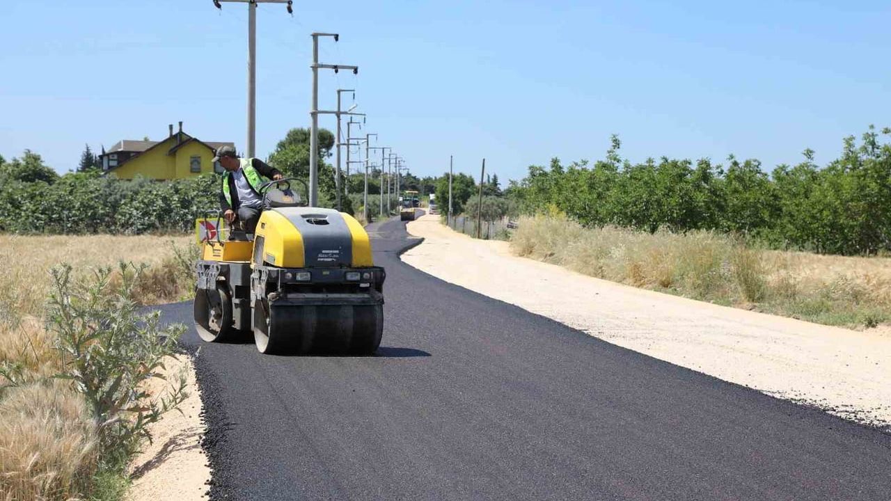 Bursa Büyükşehir, Karacabey Eskikaraağaç’ta 4.700 m’lik yolun altyapısını güçlendiriyor