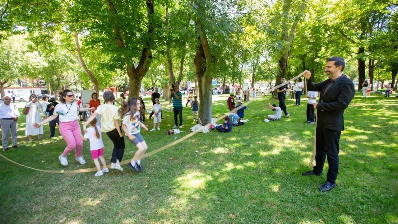 Bursa’da 17’ncisi sokak oyunları şenliği çocuklara nostaljik oyun günü yaşattı