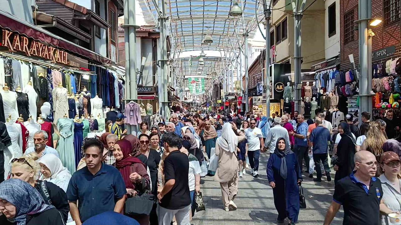 Bursa'da 30 yıllık geleneği sürdüren Tuzpazarı esnafı 5 bin kişiye aşure ikram etti