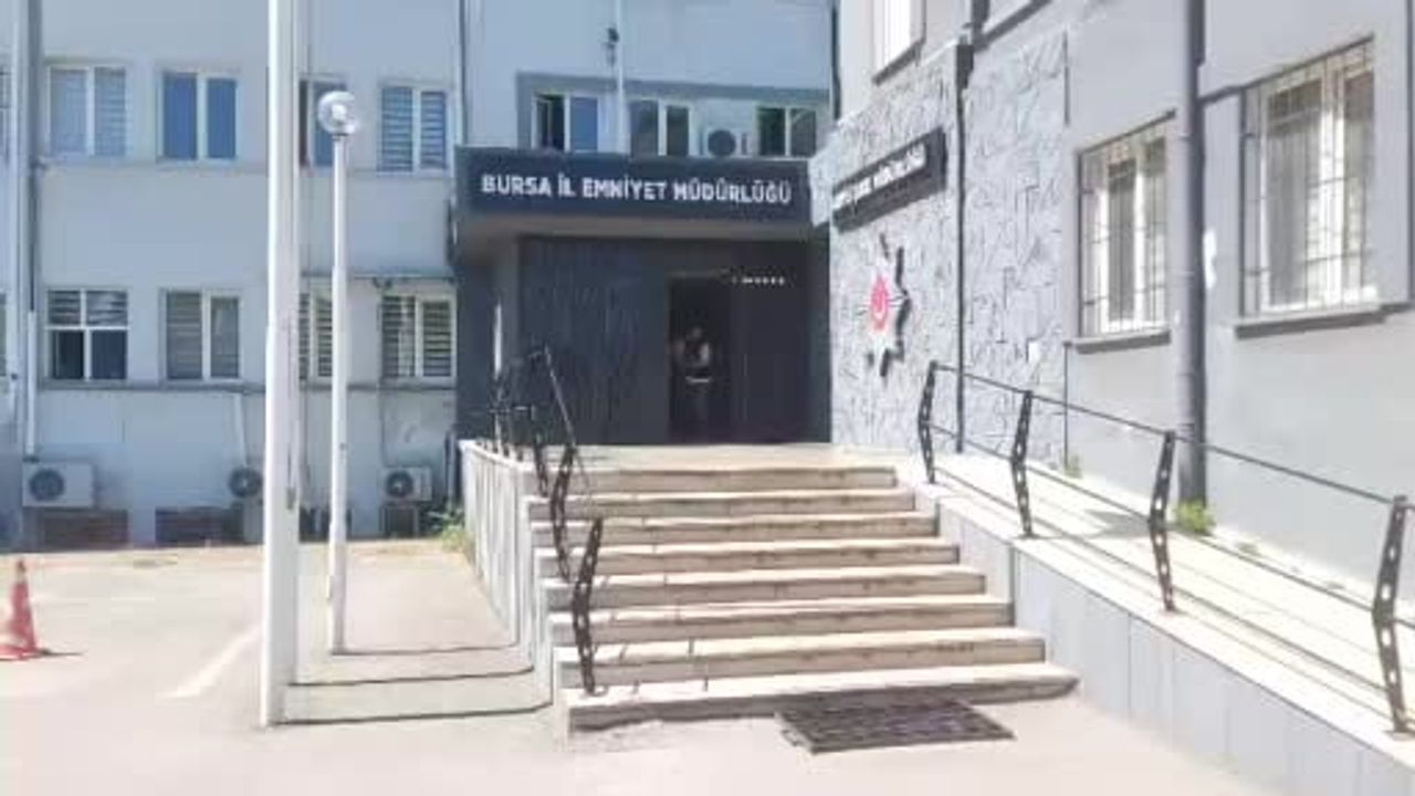 Bursa'da 33 yıl hapis cezasıyla aranan şüpheli kayısı topluyor gibi yaparak yakalandı