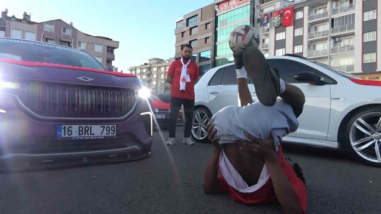 Bursa'da A Milli Takım konvoyu: 250 araç ve 700 kişi şehir turunda