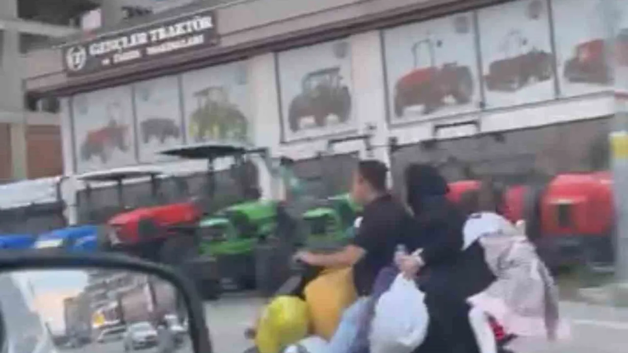 Bursa'da Aile, Çok Sayıda Eşya ile Elektrikli Scooter'da Trafikte Tehlike Oluşturdu