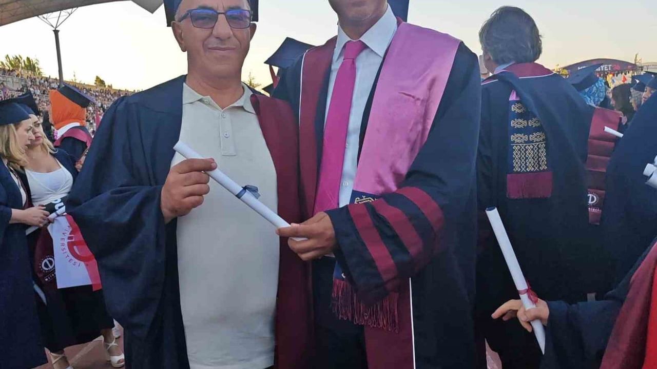 Bursa’da aile hekimi Dr. Ahmet Kartal 10’uncu diplomasını Eskişehir’de aldı