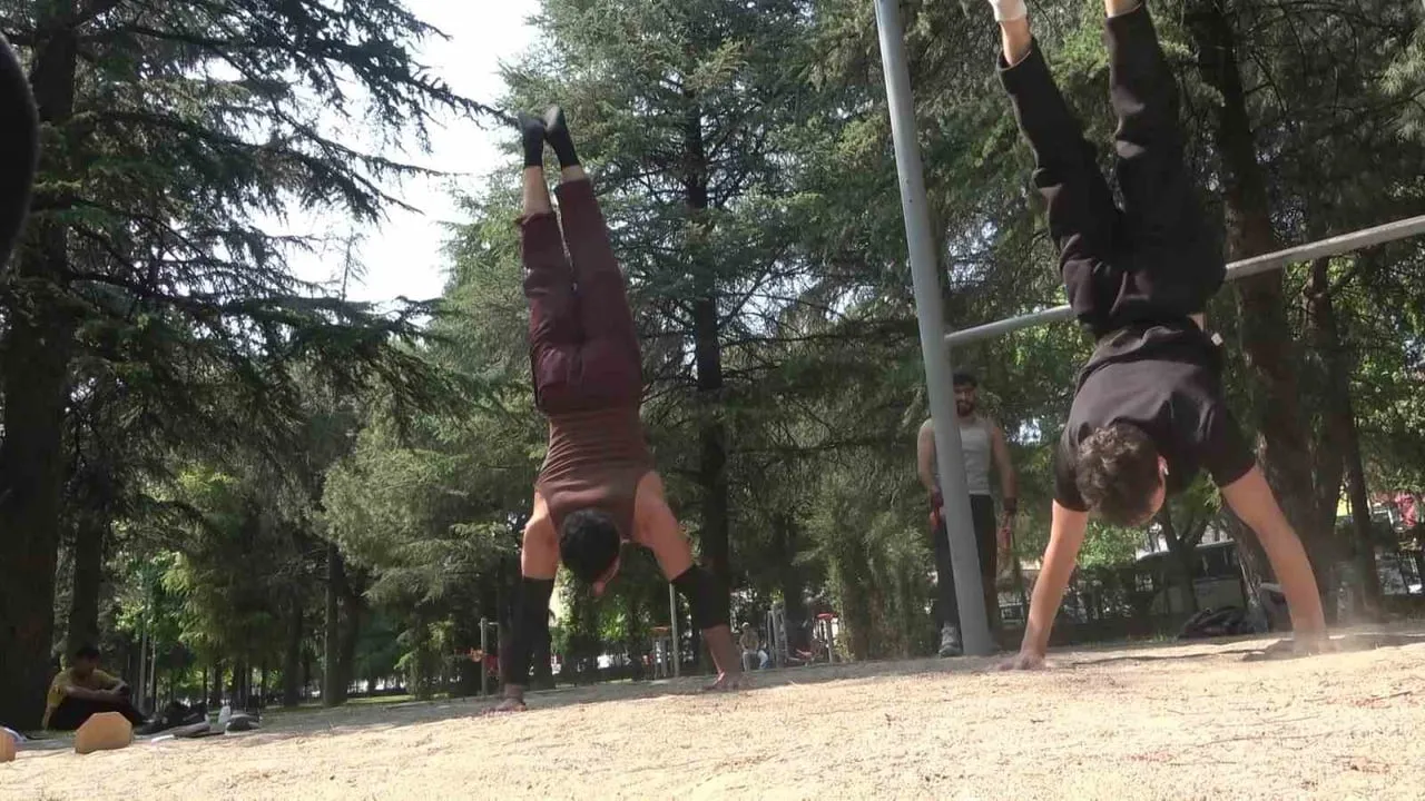 Bursa'da calisthenics: Gençler belediyelerden uluslararası standartlarda park talep ediyor