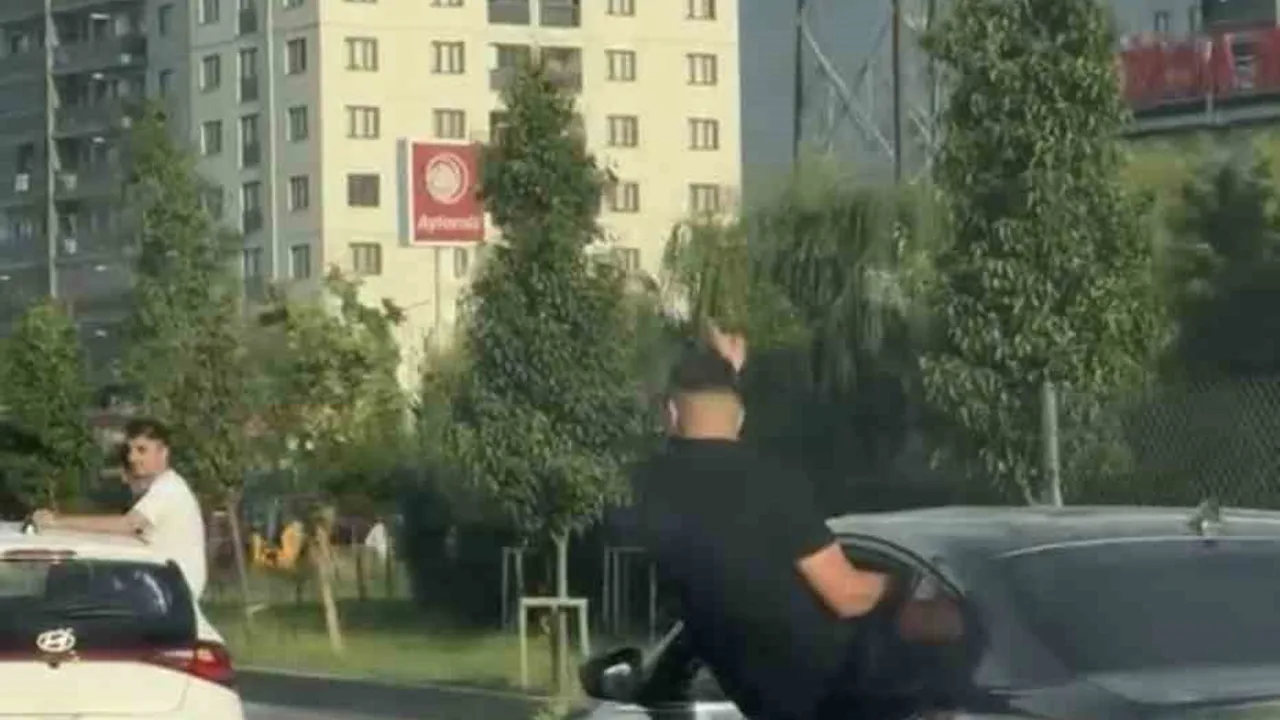 Bursa'da düğün konvoyunda tehlikeli yolculuk: Yıldırım'da araçtan sarkma ve kapıda oturma görüntüleri