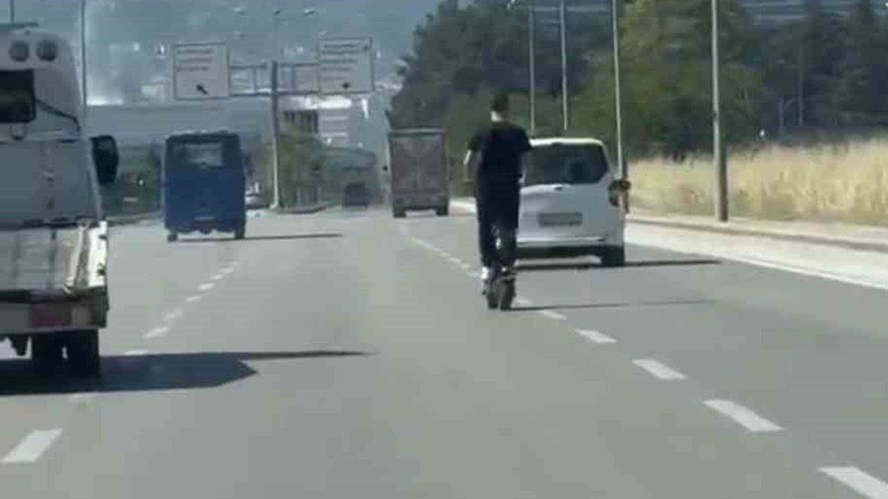 Bursa'da elektrikli scooter sürücüsünün trafikte tehlikeli ilerleyişi kamerada