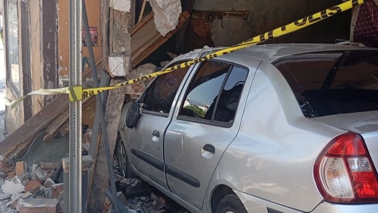 Bursa'da freni boşalan otomobil ahşap eve girdi