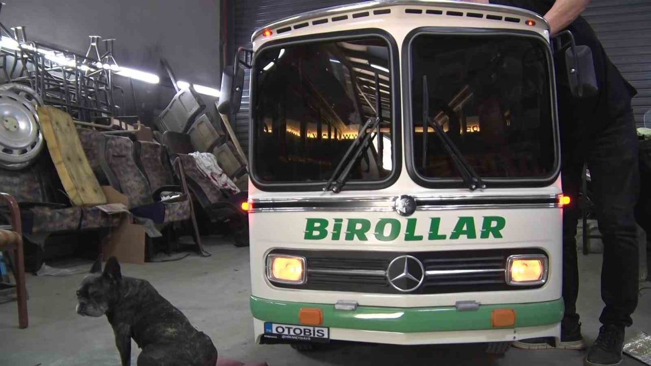 Bursa'da Hikmet Sungur, Mercedes 302'nin birebir minyatürünü 8 ayda üretti