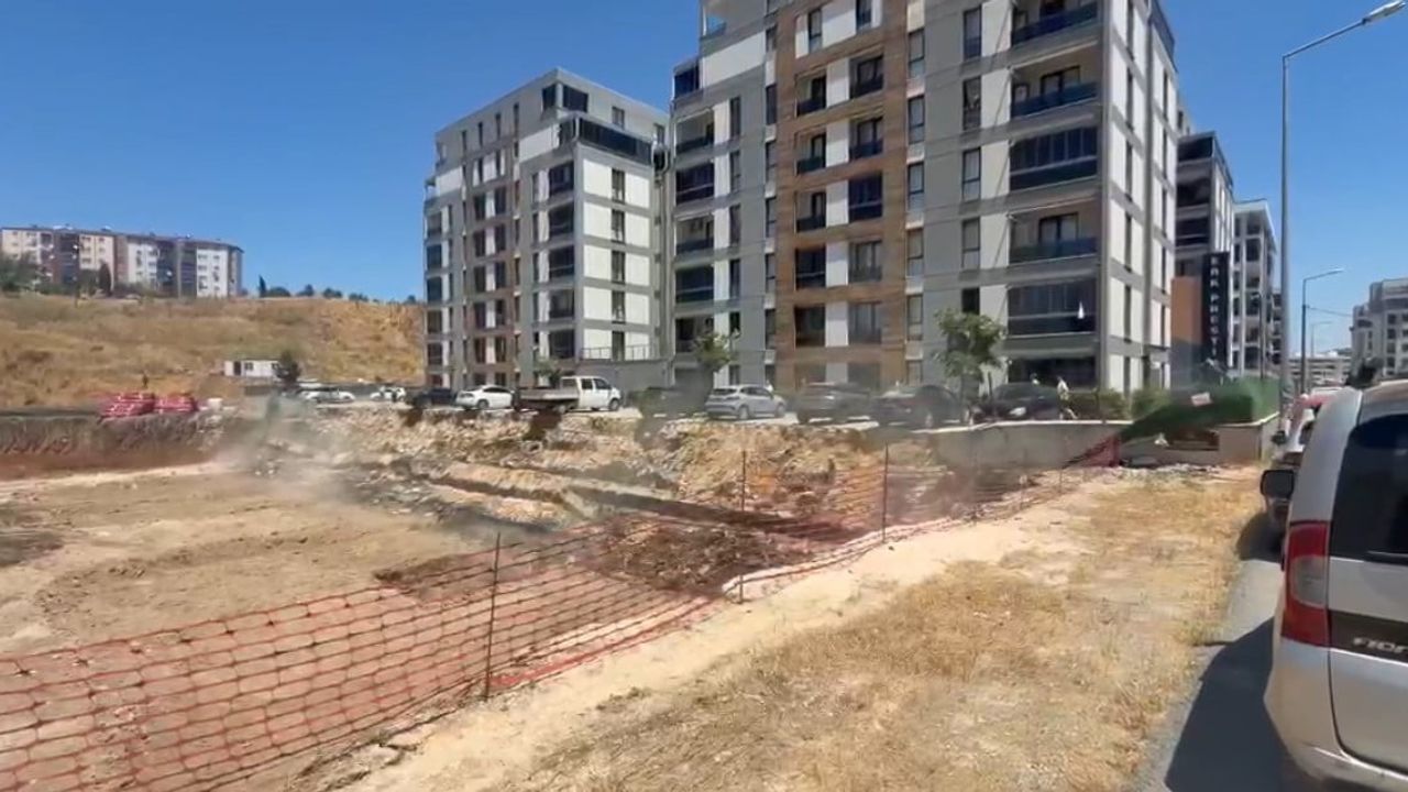 Bursa'da istinat duvarı çöktü, site sakinleri zamanla yarıştı