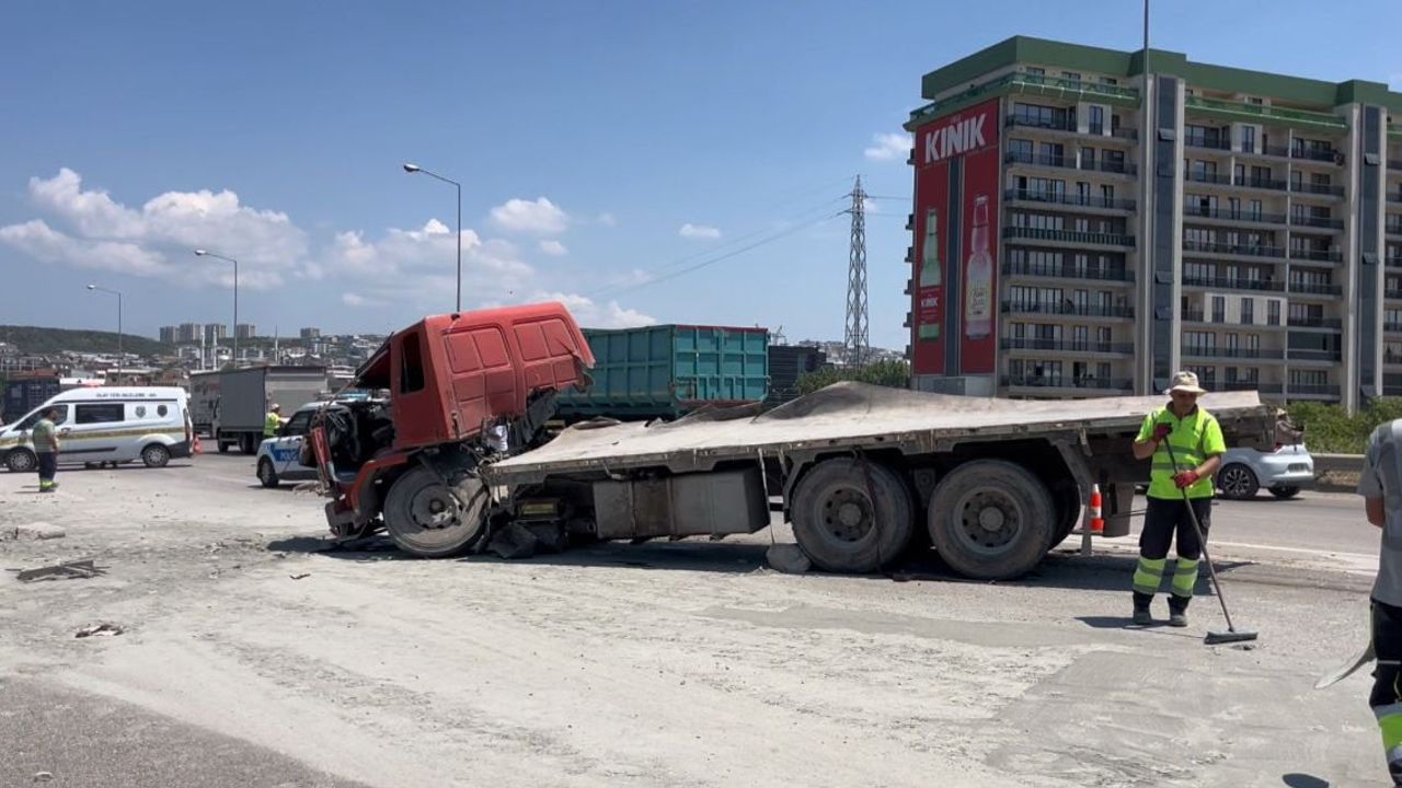 Bursa'da İzmir-İstanbul Otoyolu'nda 4 Araçlı Zincirleme Kaza: Tır Sürücüsü Yaşamını Yitirdi, 3 Yaralı