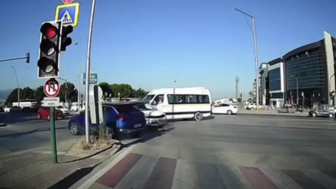 Bursa'da kırmızı ışık ihlali kavşakta çarpışmaya yol açtı