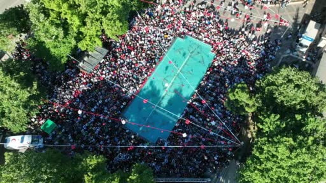Bursa’da meydanlara kurulan dev ekranlarda Dünya Kupası heyecanı