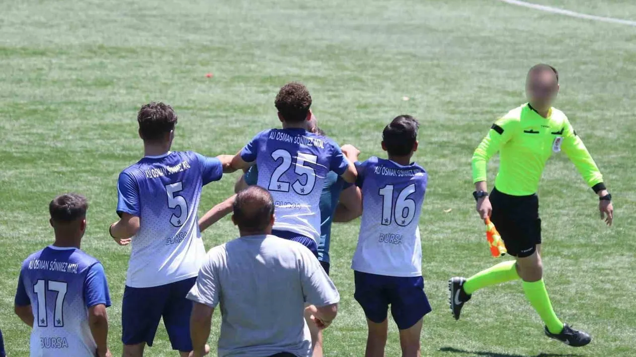 Bursa'da öğretmenlerin hakemlere yönelik saldırısı: final maçı tatil edildi