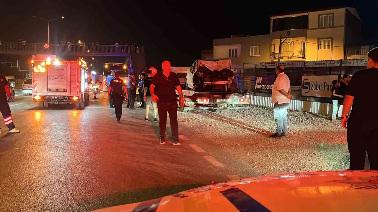 Bursa'da servis aracına arkadan çarpan otomobil: 6 yaralı