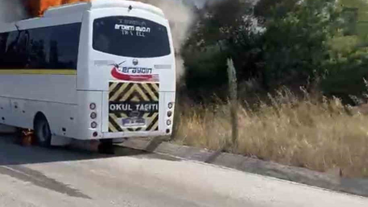 Bursa'da servis otobüsü motor yangını sonucu kullanılamaz hale geldi