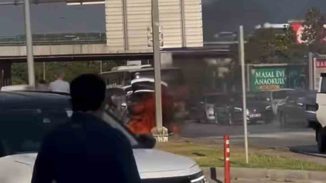 Bursa'da seyir halindeki otomobil alev aldı, itfaiye müdahalesiyle söndürüldü