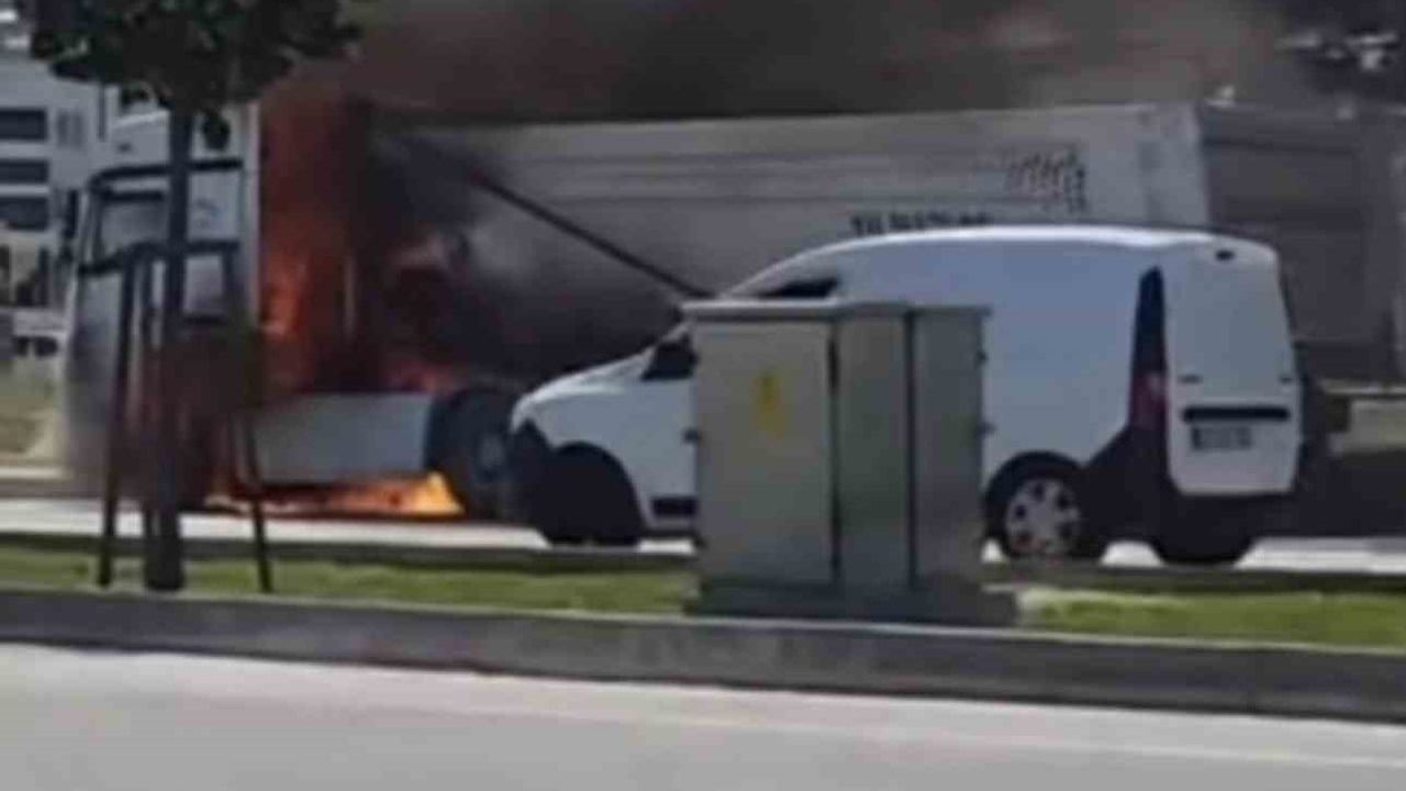 Bursa'da seyir halindeki tır motor kısmındaki yangında zarar gördü