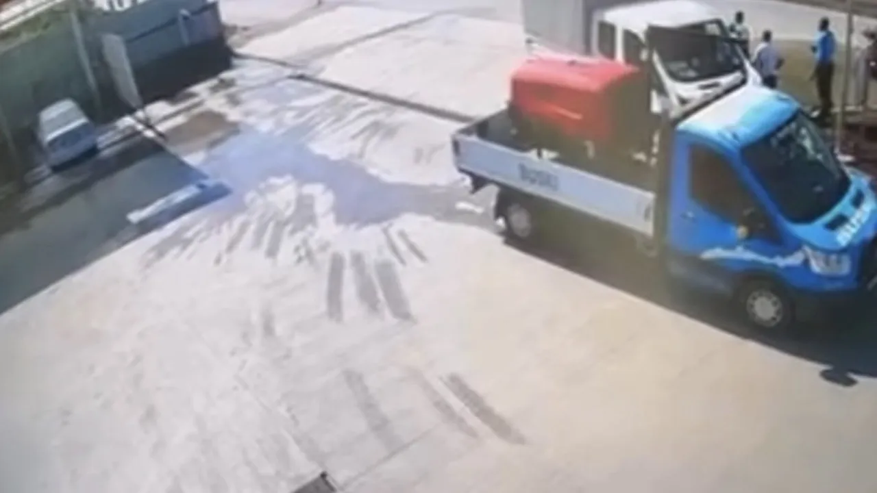 Bursa'da su birikintisine giren motosiklet sürücüsü karşı şeride savrulup otomobille çarpıştı