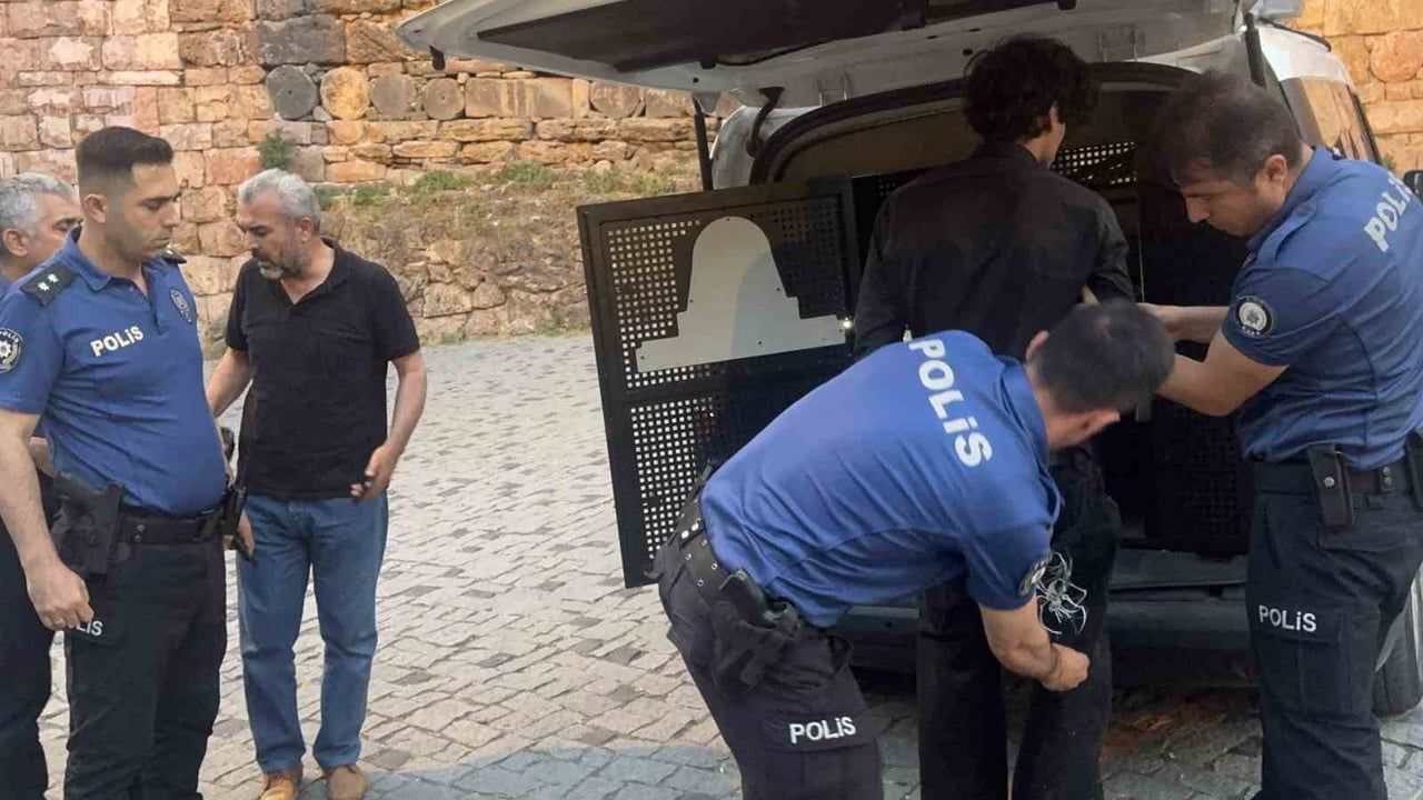 Bursa'da Tophane surlarına çıkan genç polis ekiplerince kurtarıldı