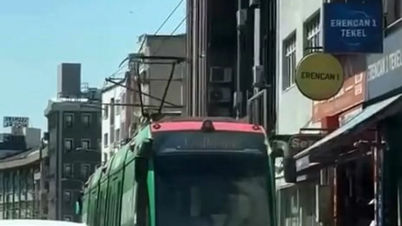 Bursa'da tramvayın arkasına tutunan iki çocuğun tehlikeli yolculuğu kamerada