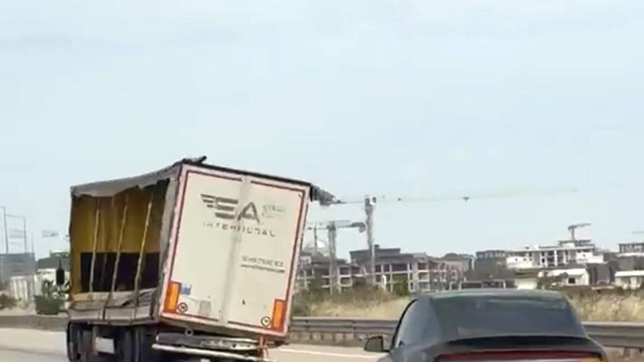 Bursa'da Yana Yatan Dorseyle İlerleyen Tır Trafikte Korku Yarattı