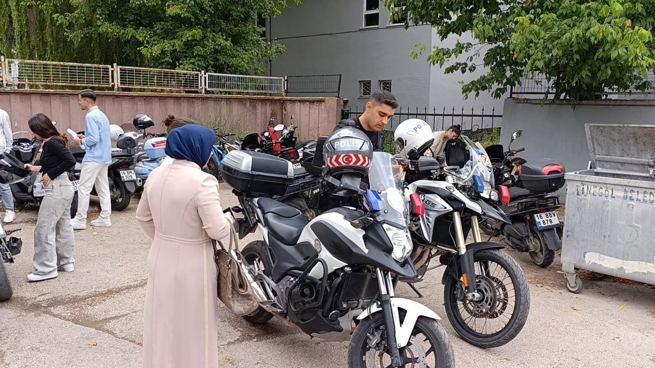 Bursa’da yanlış okula gelen adayların yardımına polis koştu