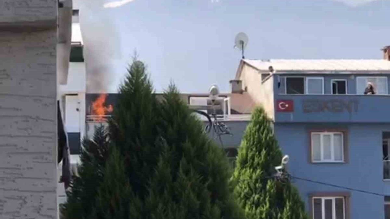 Bursa Gürsu'da çatı yangını itfaiyenin hızlı müdahalesiyle söndürüldü