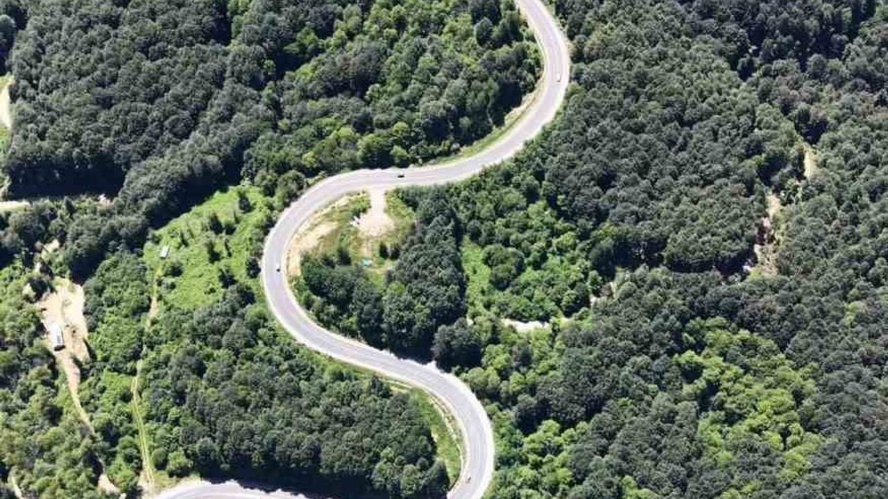 Bursa ile Domaniç arasındaki kıvrımlı yollar yeşil manzaralar sunuyor