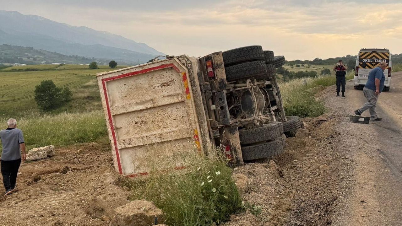 Bursa İnegöl'de devrilen kamyon sürücüsü yaralandı