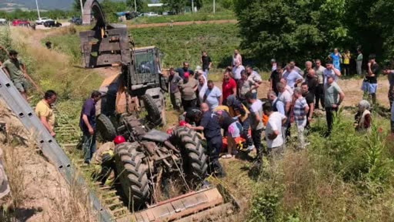 Bursa İnegöl'de Köprüden Düşen Traktörün Altında Kalan Sürücü, Muhtarın İş Makinesiyle Kurtarıldı
