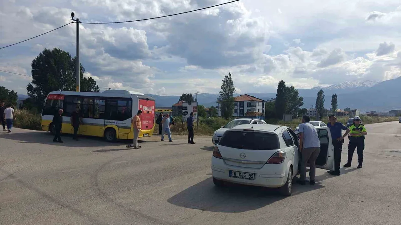 Bursa İnegöl'de otomobil ile özel halk otobüsü çarpıştı: 3 yaralı