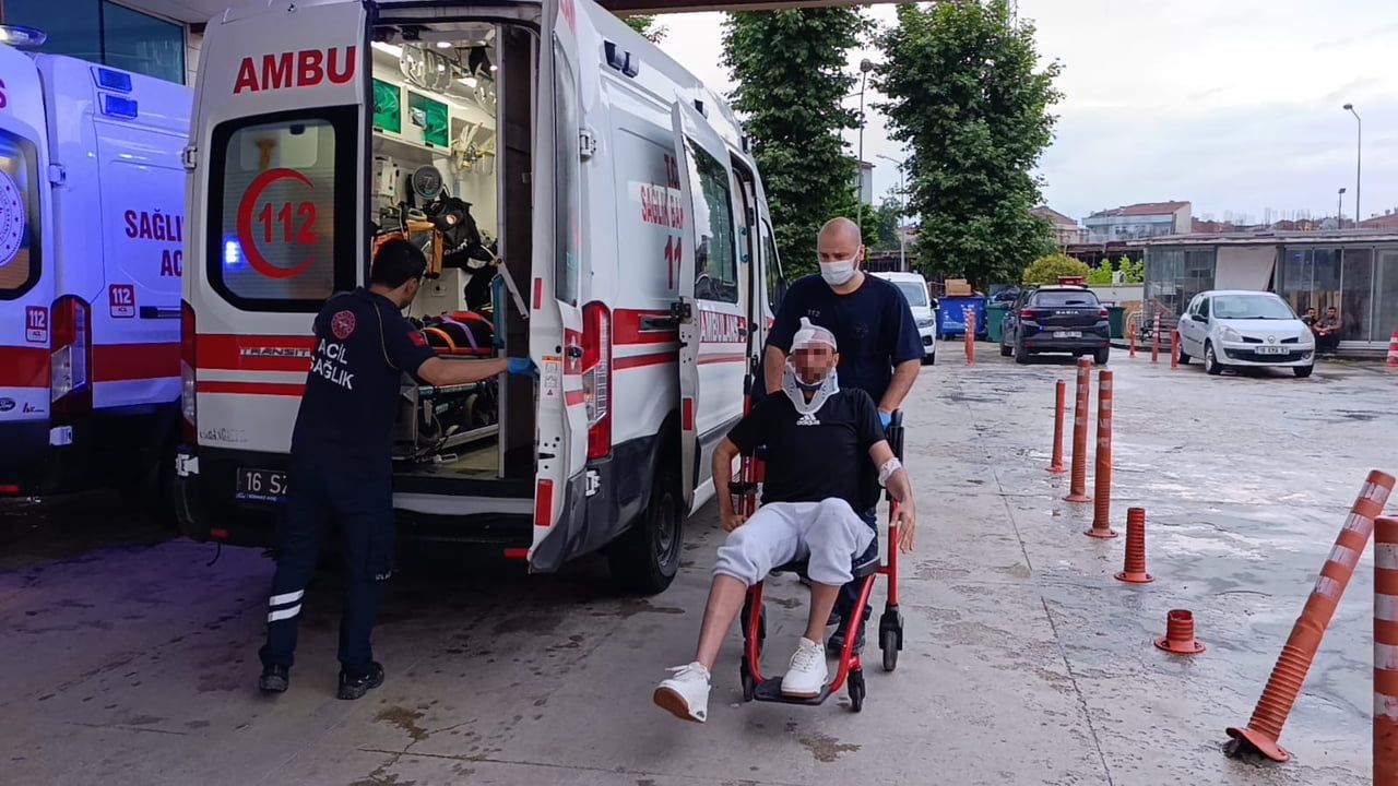 Bursa İnegöl'de yağışta kayan otomobil bariyerlere çarptı: 4 yaralı